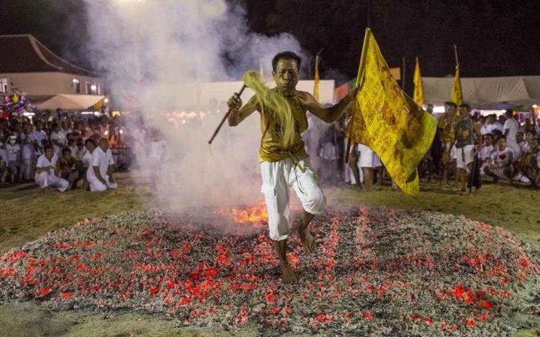 عادات وتقاليد الهند India - السير حفاة على النار