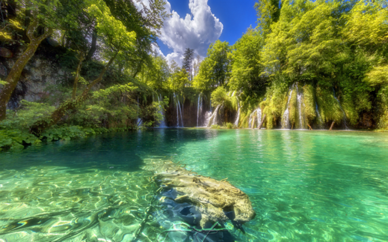بحيرات وشلالات بيلوفتش في كرواتيا