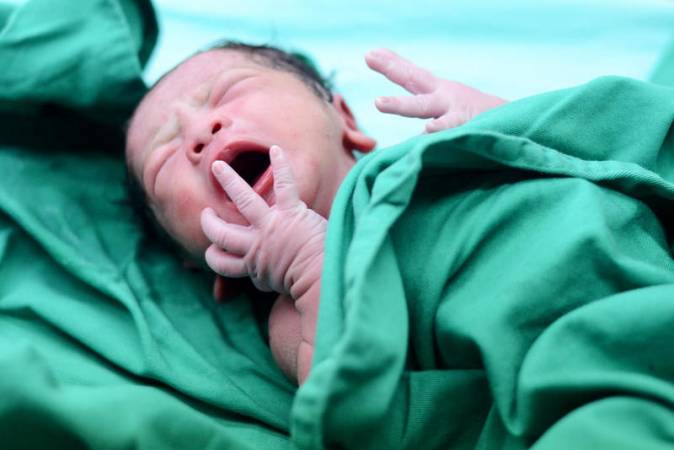 لماذا يبكي الرضيع عند الولادة