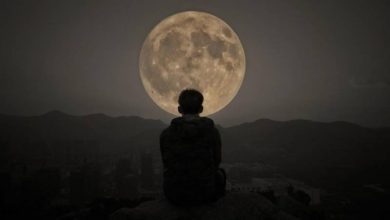 لماذا نرى القمر في السماء ليلا