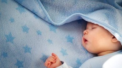 كيف أجعل طفلي حديث الولادة ينام في الليل