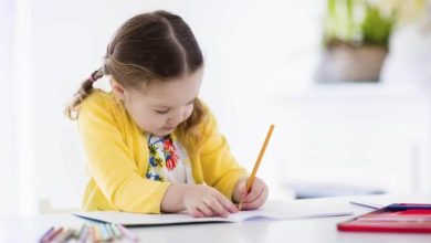 خطوات لتعليم الطفل الكتابة